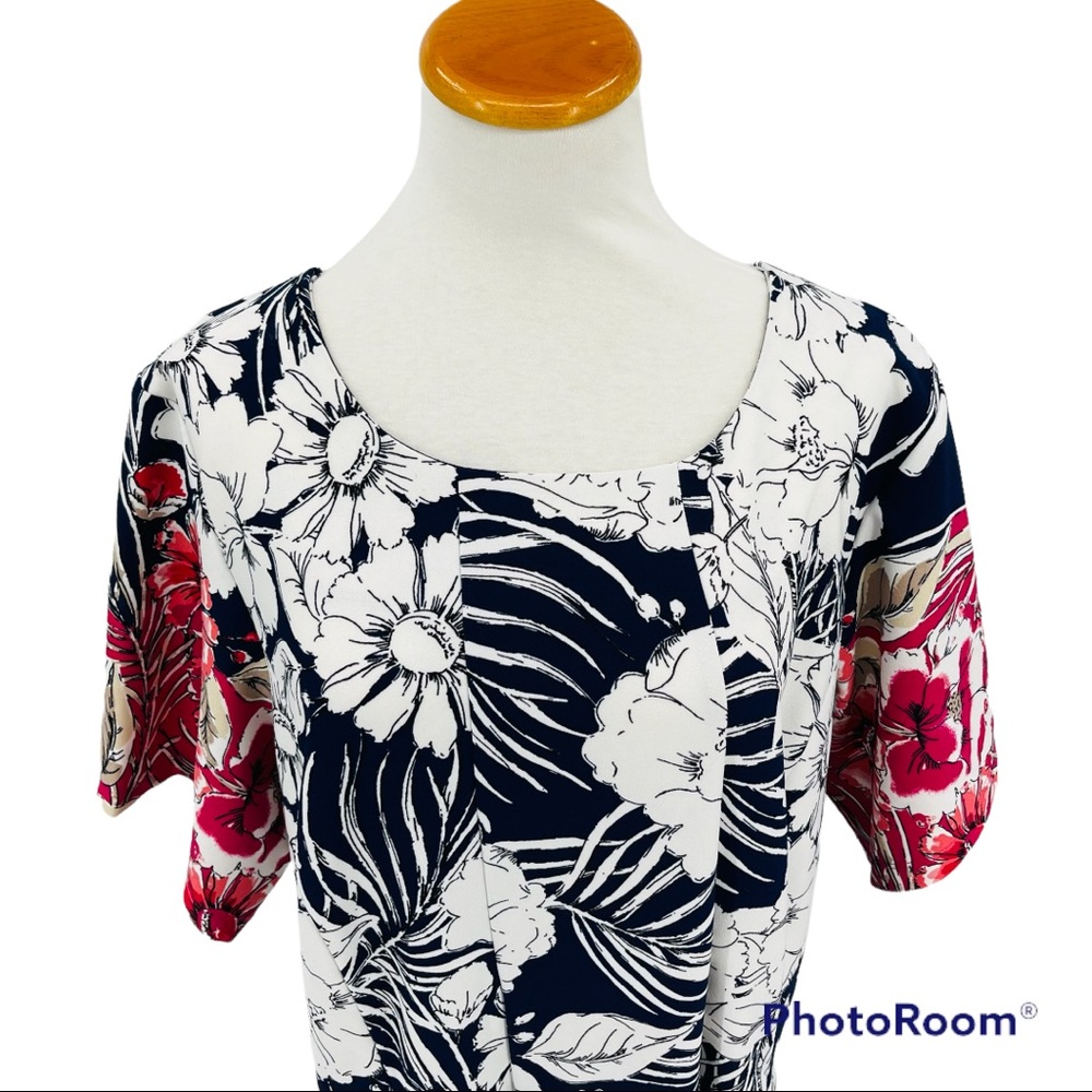 Shelby & Palmer Plus Size Women's Floral Short Sleeve Dress - Picture 2 of 10